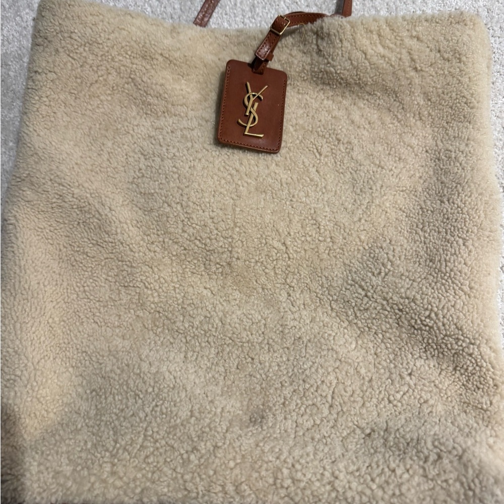 YVES SAINT LAURENT
Beige Shearling North South Tote Bag